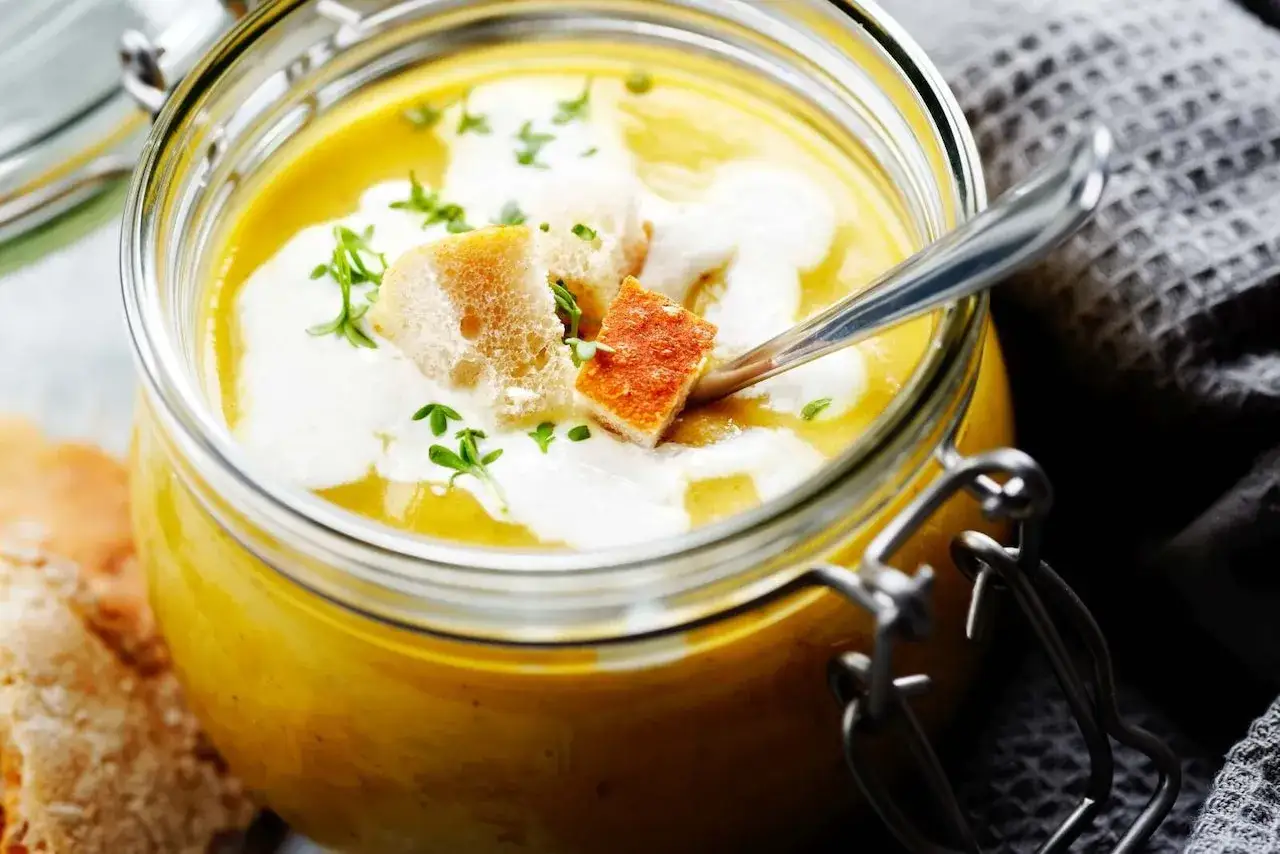 Zupa pomidorowa ile może stać w lodówce? Uniknij zepsucia!