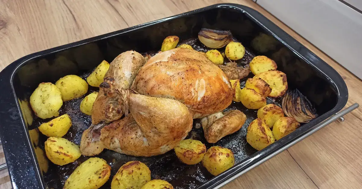 Jak upiec całego kurczaka w piekarniku, by był soczysty i chrupiący