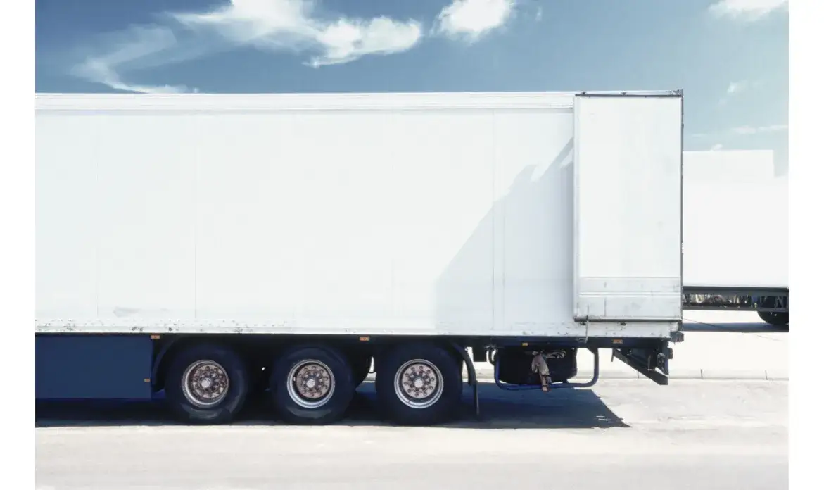 Naczepa czy przyczepa - kluczowe różnice, które musisz znać