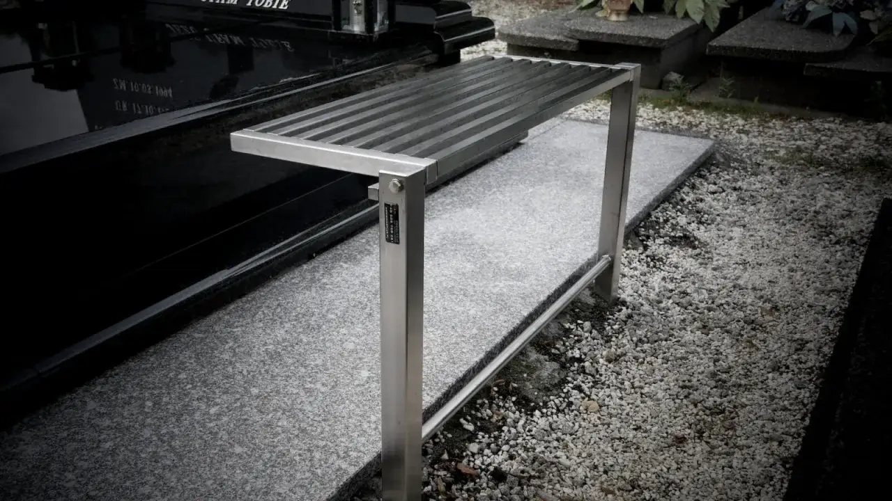 Nowa ławka na cmentarz, wykonana ze stali nierdzewnej, idealna do miejsc pamięci.