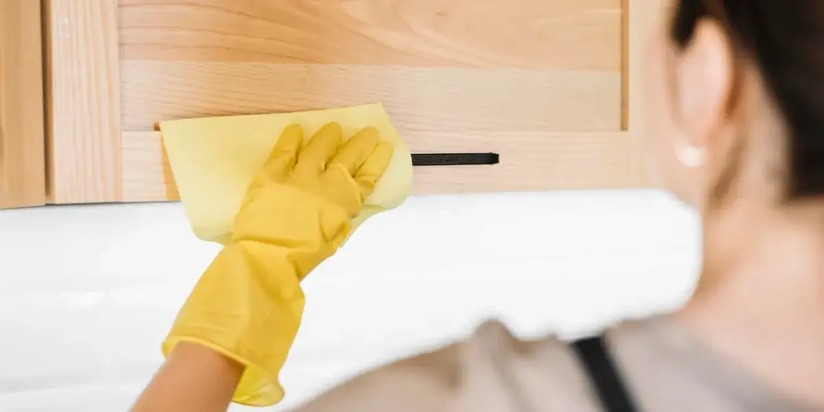 Czyszczenie mebli kuchennych: Lśniące fronty bez smug i zniszczeń