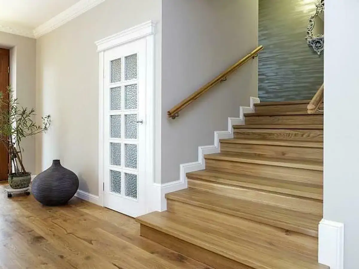 Schody z cokołem czy bez – co wybrać, by uniknąć kosztownych błędów?