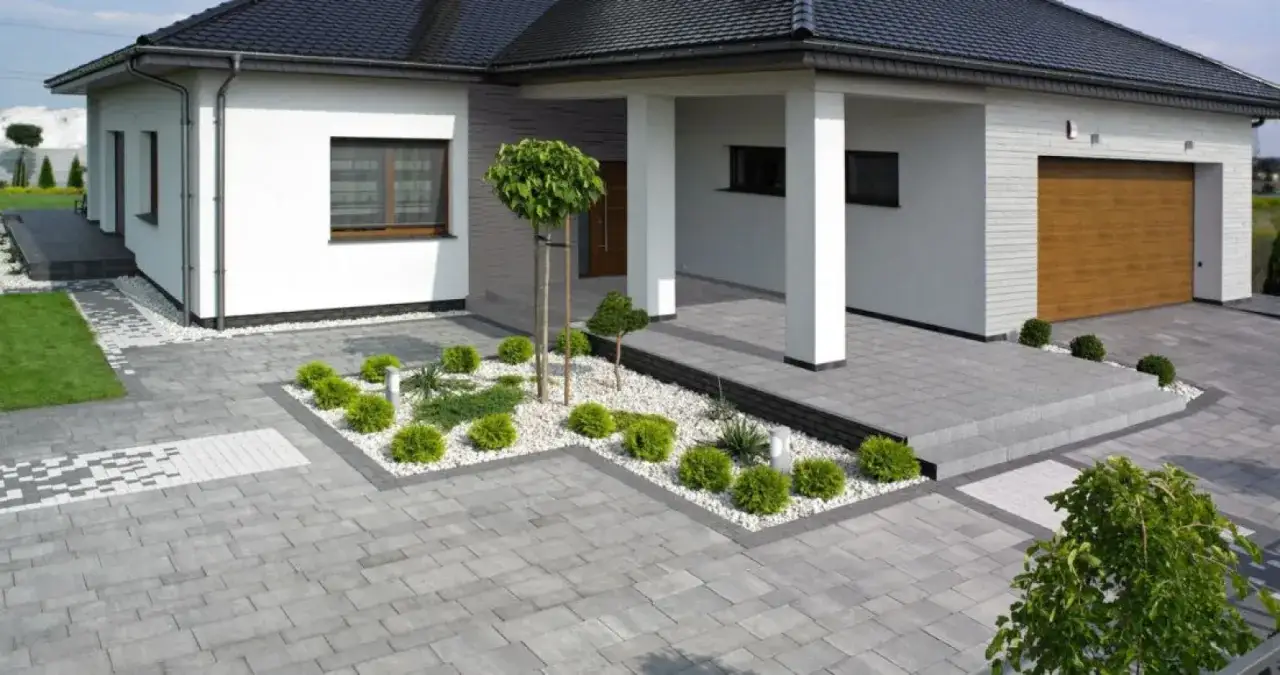 Podjazd beton czy kostka? Koszty, trwałość, estetyka wybierz mądrze!