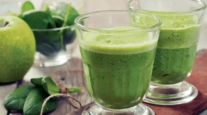 El batido de espinacas, manzana y zanahoria que cambiará tus mañanas