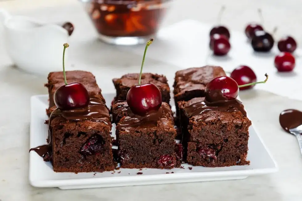 Przepis na ciasto brownie z wiśniami, które zachwyci każdego smakosza