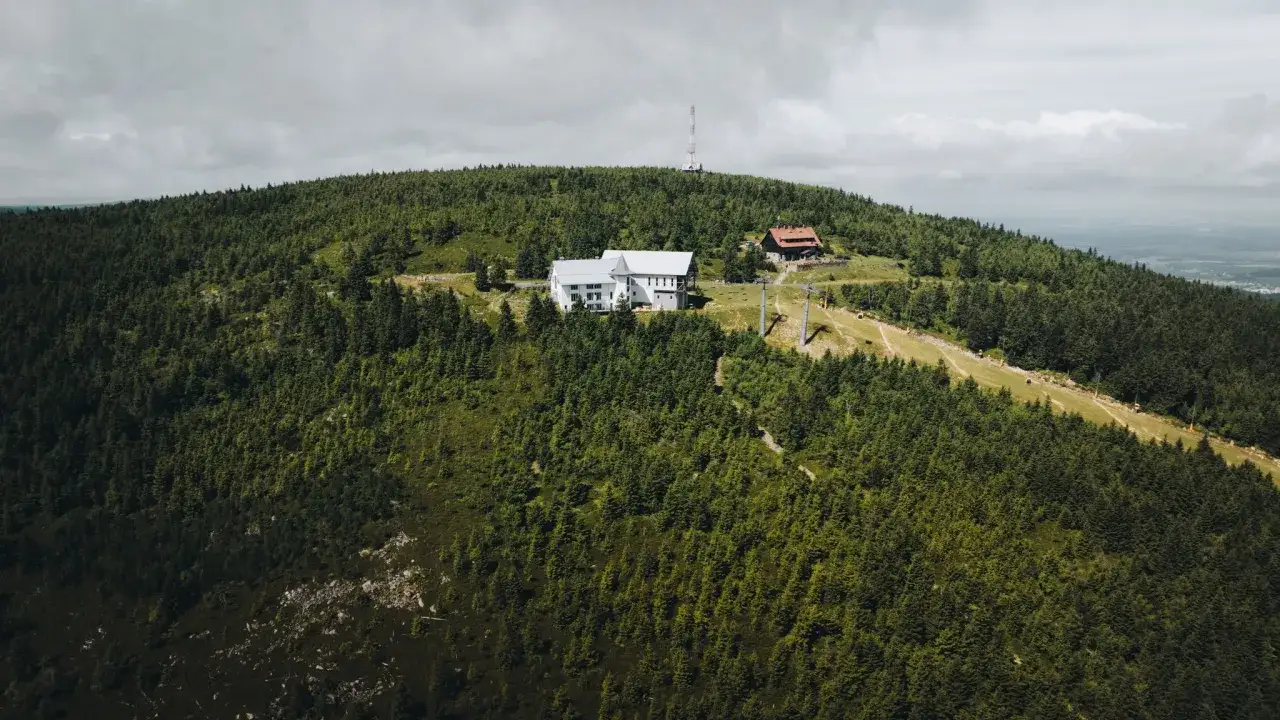 Gdzie są góry izerskie? Odkryj ich tajemnice i atrakcje