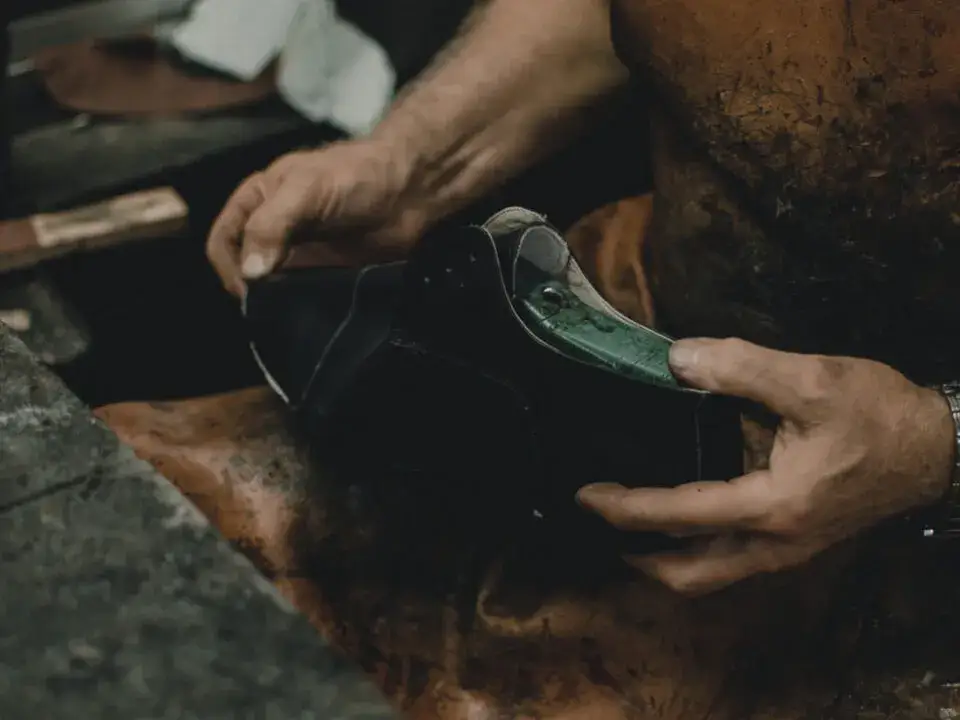 Jak skutecznie przykleić podeszwę do buta – prosty sposób na trwałą naprawę