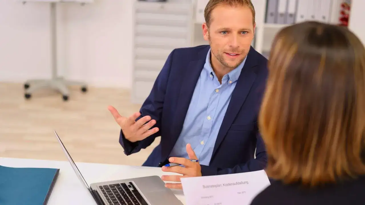 Czy windykacja może dzwonić do twojej pracy? Poznaj swoje prawa i skuteczną obronę