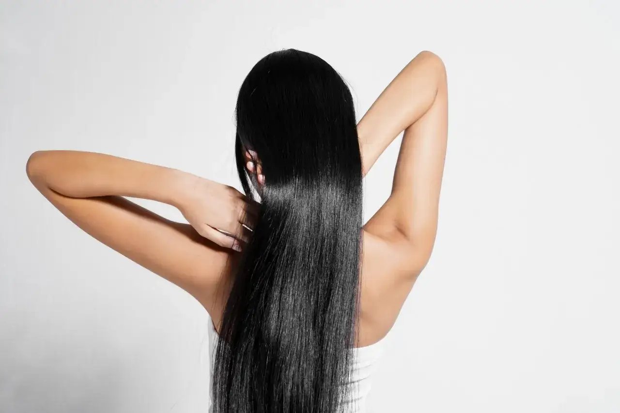 Długie, lśniące, czarne włosy. Czy to efekt nanoplastii? Dowiedz się, co to jest i jak działa na włosy.