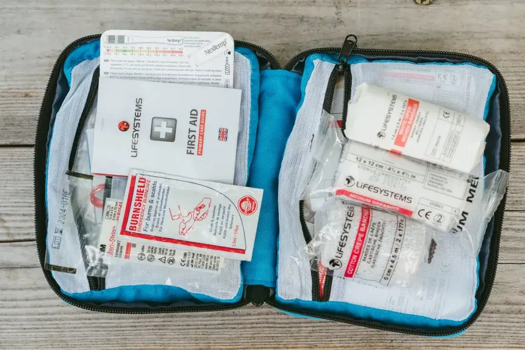 Apteczka pierwszej pomocy: Co musi zawierać? Poradnik krok po kroku