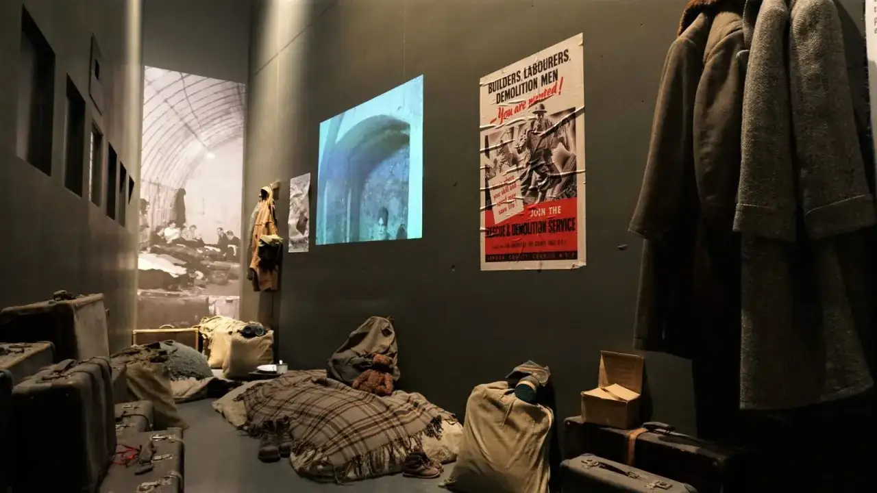 Wystawa w Muzeum II Wojny Światowej w Gdańsku. Walizki, koce, maska gazowa i plakaty propagandowe tworzą atmosferę tamtych lat.