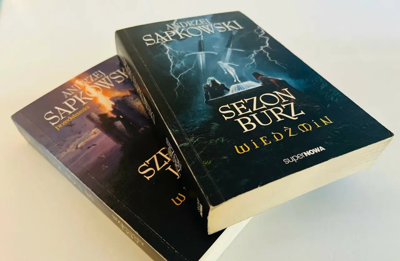 Dwie książki Andrzeja Sapkowskiego: "Sezon burz" i "Saga o Wiedźminie - Przedstawienie".