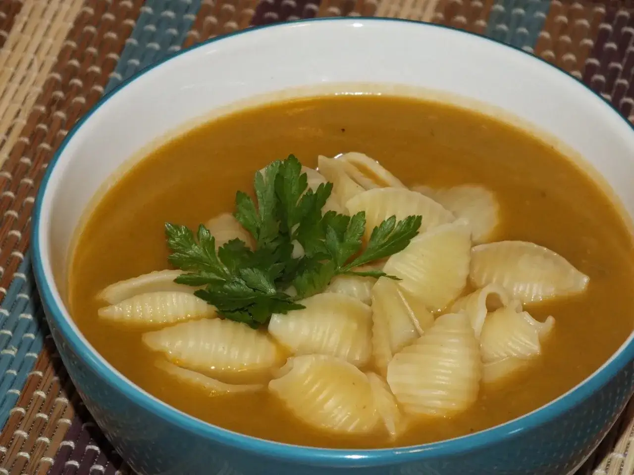 Jakie zupy z makaronem warto spróbować? Przepisy na pyszne dania