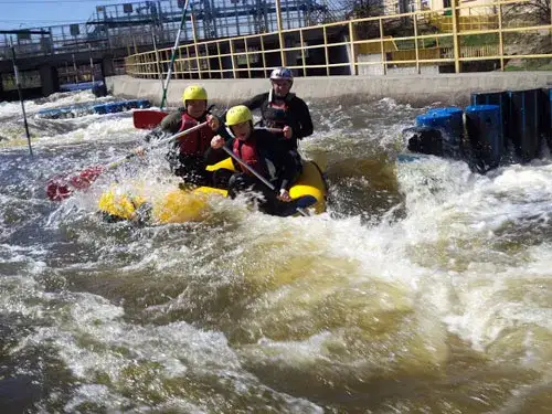 Kajakarstwo górskie Drzewica: Tor, harmonogram, porady i spływy