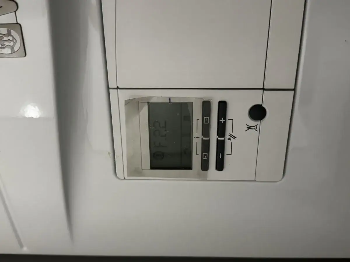 Wyświetlacz pieca gazowego Vaillant pokazuje ciśnienie 2.2 bar. Aby dopuścić wodę do pieca, należy użyć pokrętła z symbolem kranu.