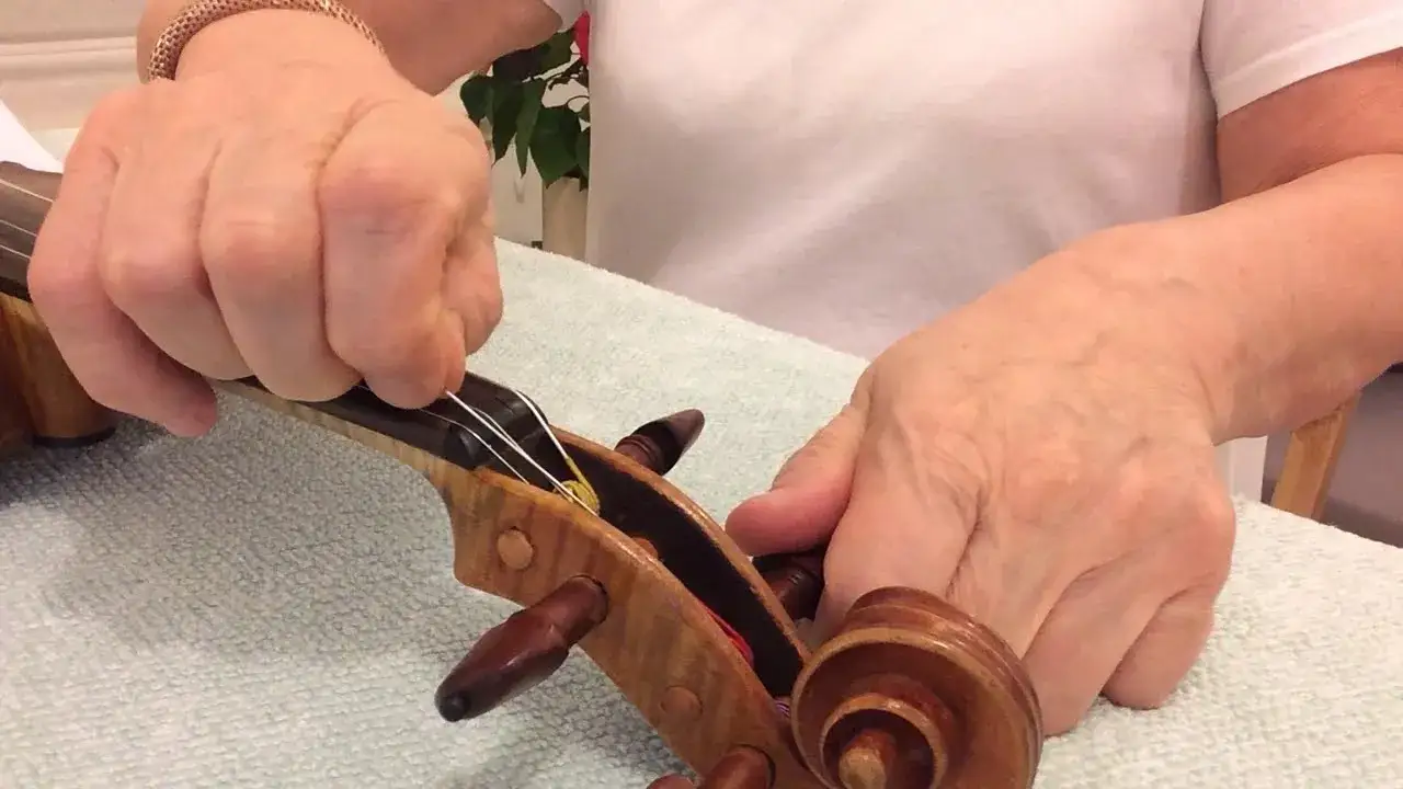 Jak założyć struny do skrzypiec bez ryzyka uszkodzenia instrumentu