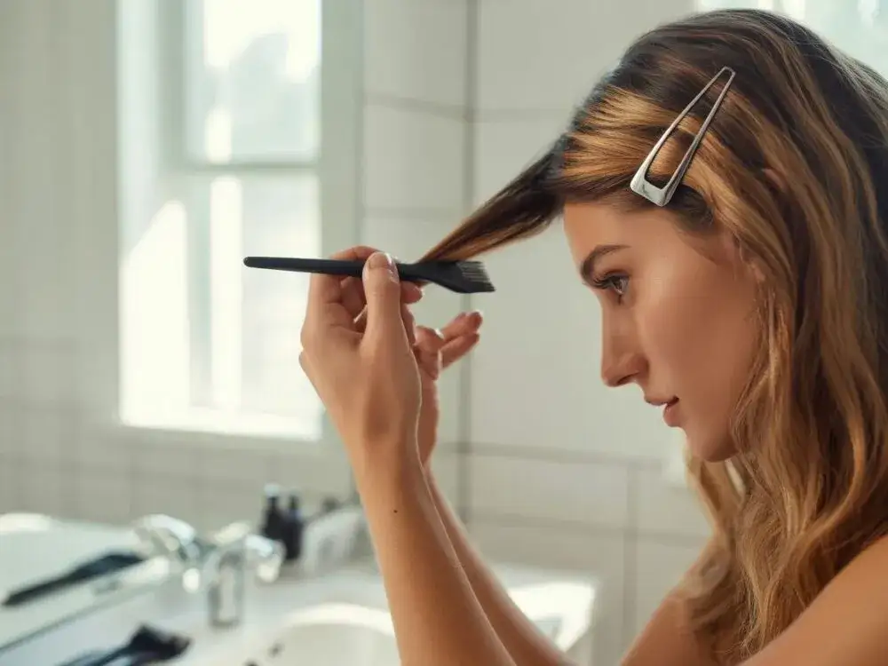 Jak prawidłowo nakładać farbę na odrosty – uniknij nierównomiernego koloru i błędów