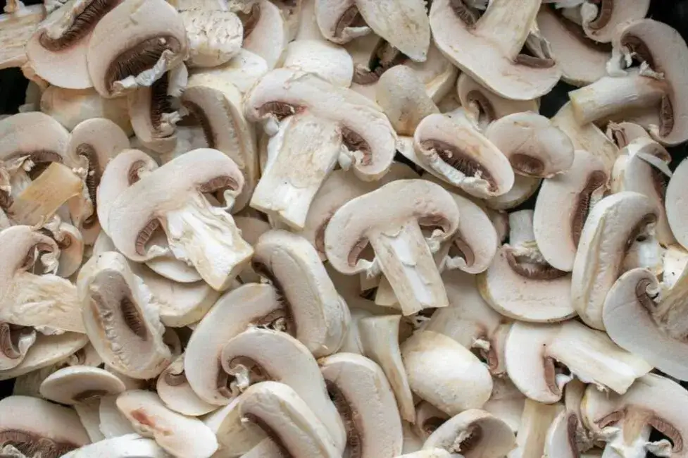 Jak długo smażyć pieczarki na patelni, by były idealnie chrupiące?