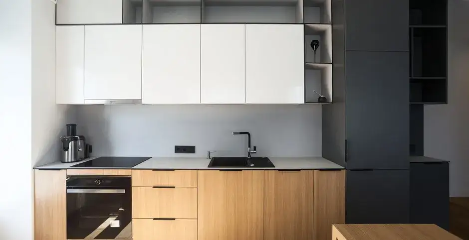 Skuteczne sposoby na to, czym wyczyścić meble kuchenne z tłuszczu