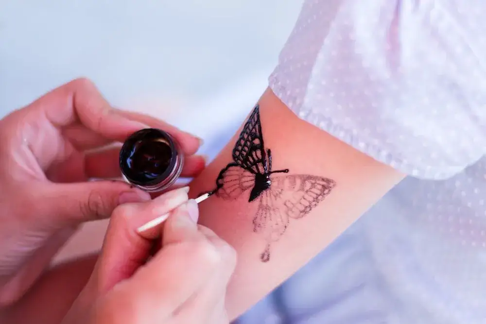 Co to henna? Odkryj jej właściwości i zastosowania w kosmetyce