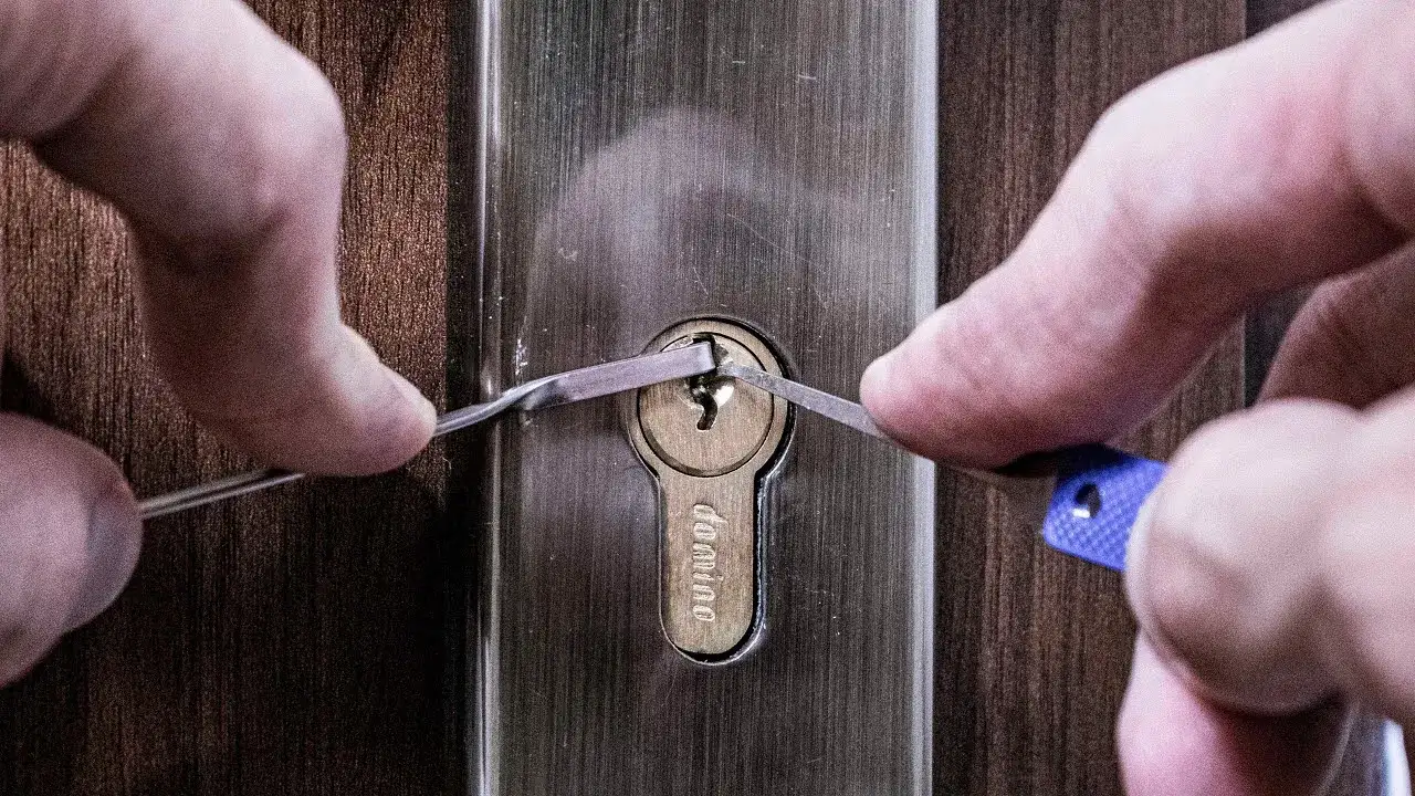 Jak otworzyć drzwi bez klamki - skuteczne metody na awarię