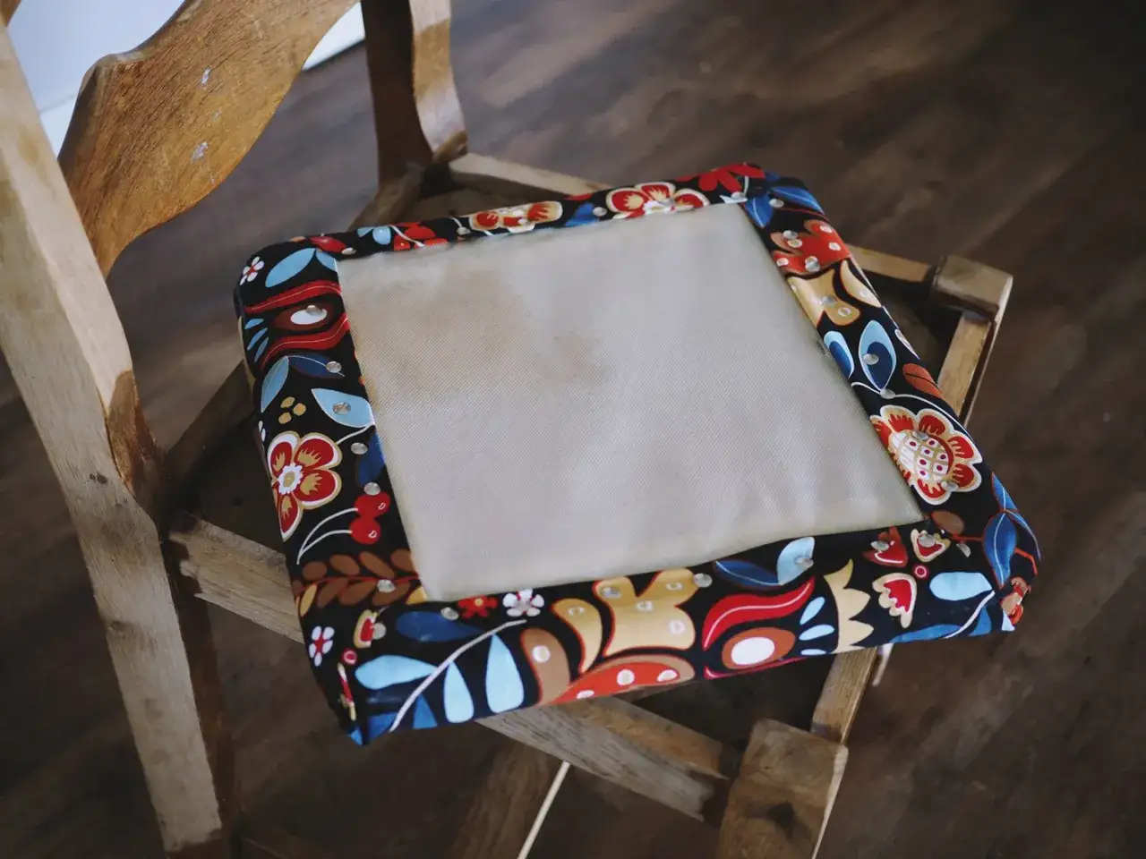 Jak uszyć siedzisko na krzesło? Odmień meble DIY!