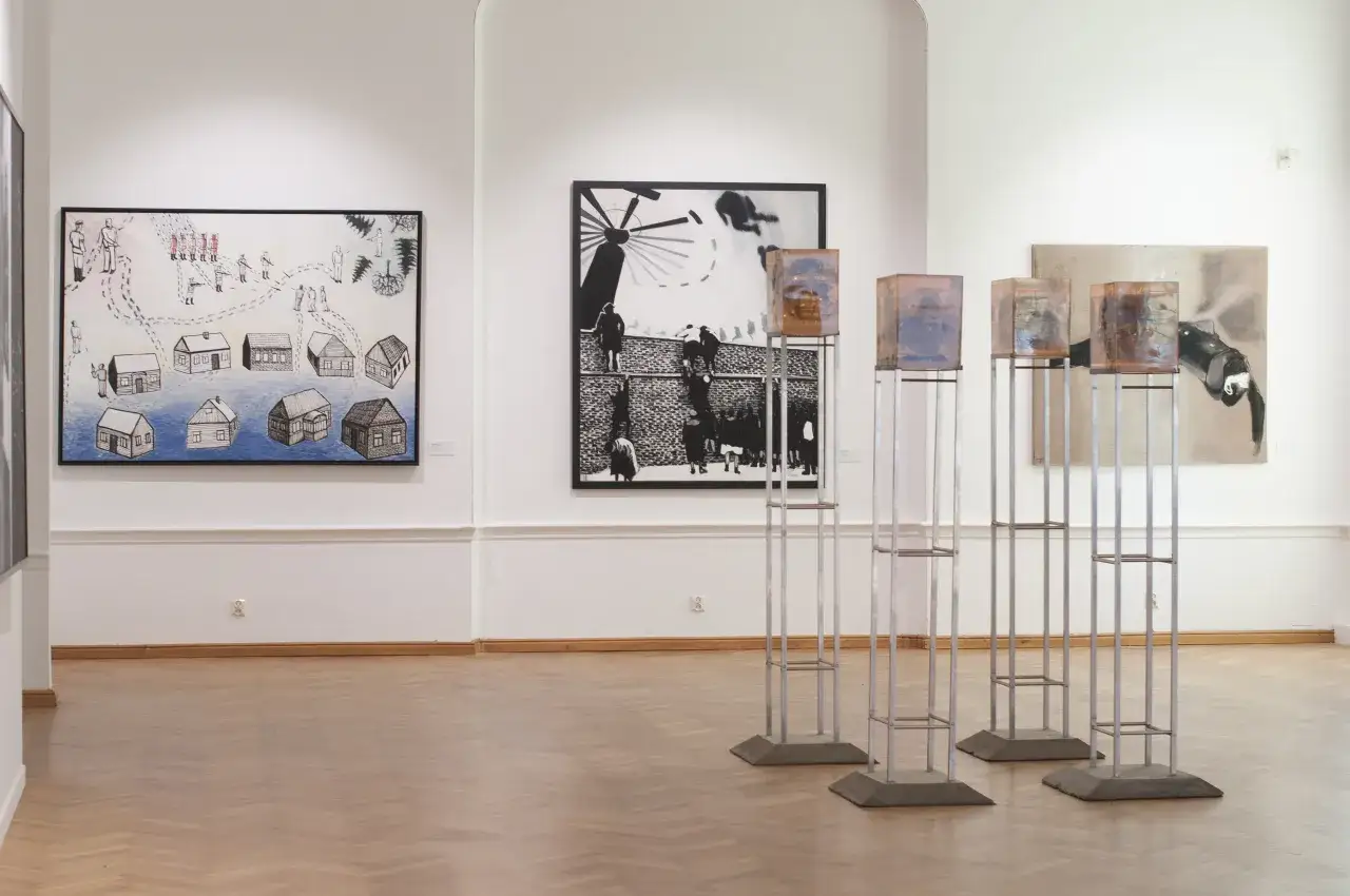 Wystawa sztuki nowoczesnej: obrazy i instalacje w galerii.