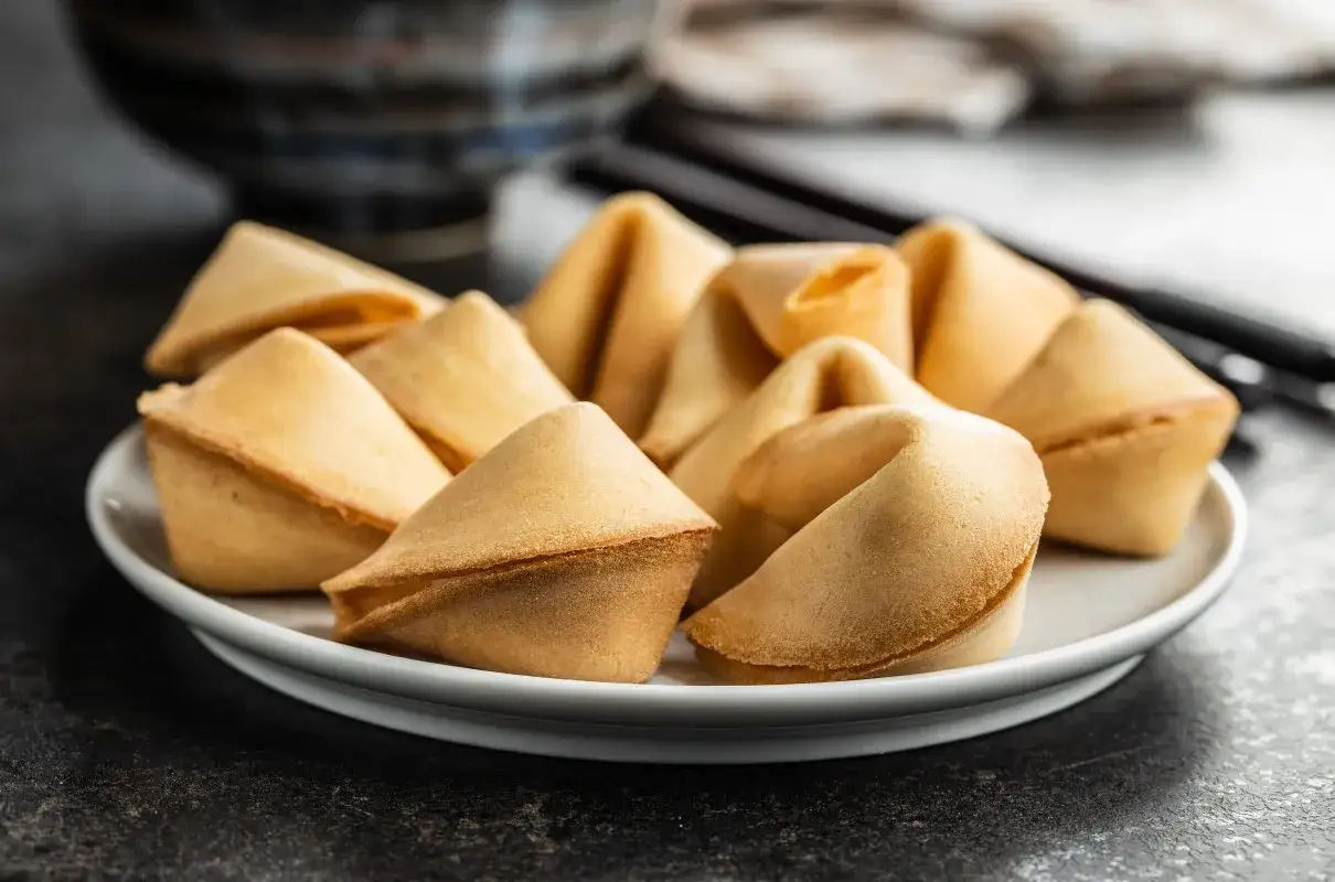 Ciasteczka z wróżbą: przepis, formowanie i wróżby na każdą okazję