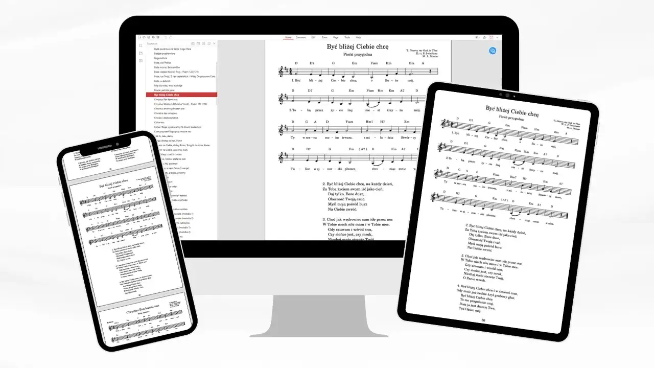 Ekran komputera i tabletu z otwartym śpiewnikiem religijnym z zapisem nutowym i chwytami gitarowymi.