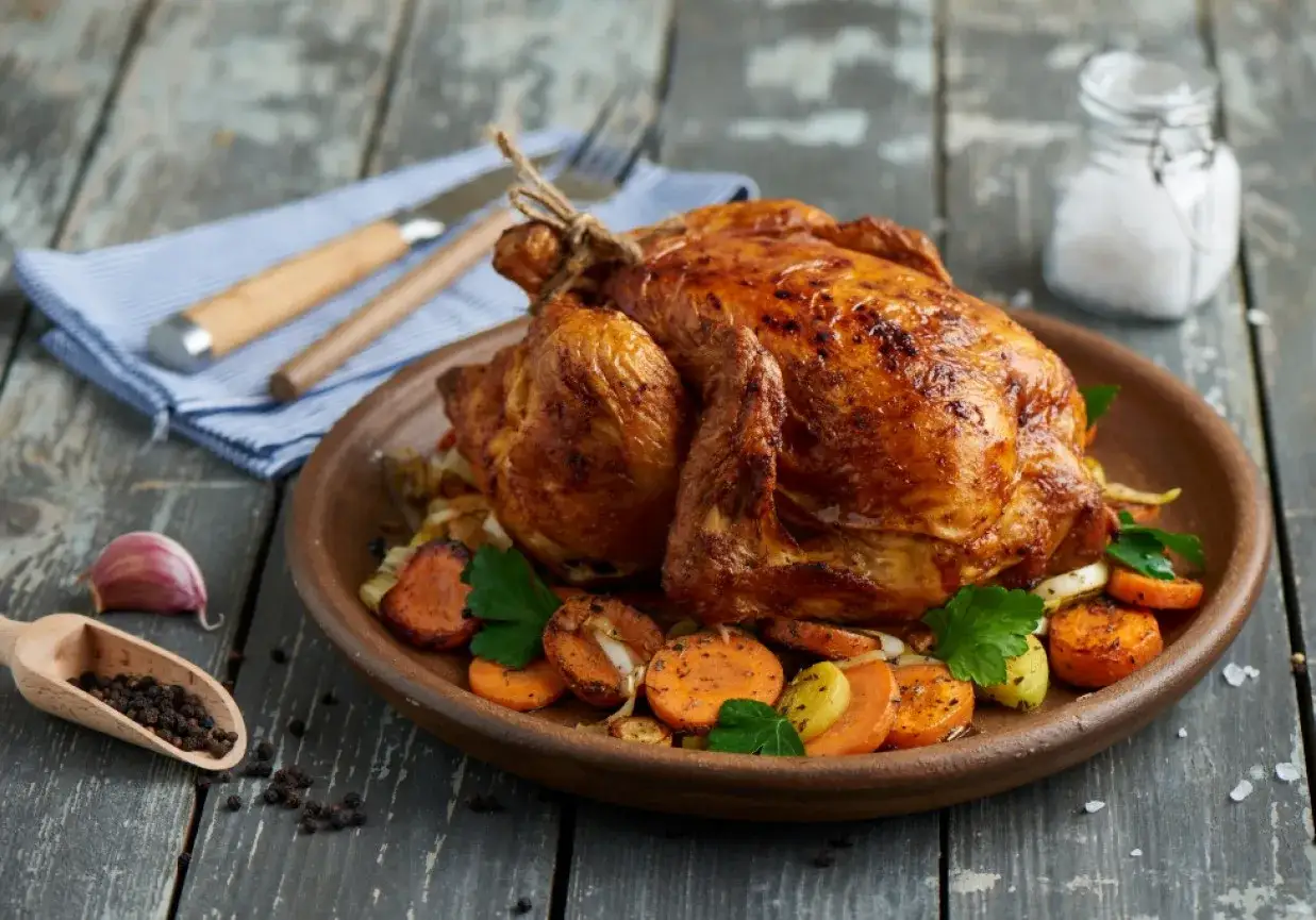 Jak upiec kurczaka w całości? Soczystość i chrupkość gwarantowane!