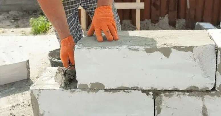 Jaką zaprawę do bloczków betonowych wybrać, by uniknąć błędów?