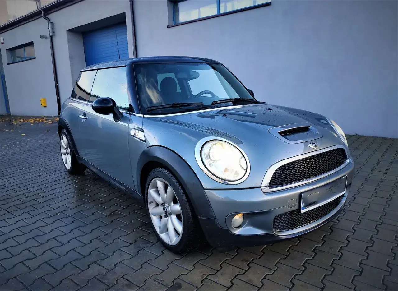 Twój MINI R56: Pojemność baku, realny zasięg i pułapki wskaźnika