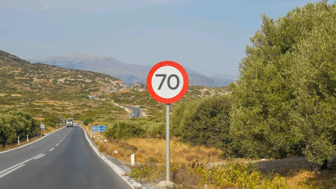 Ile można jechać ciężarówką poza terenem zabudowanym - sprawdź ograniczenia prędkości