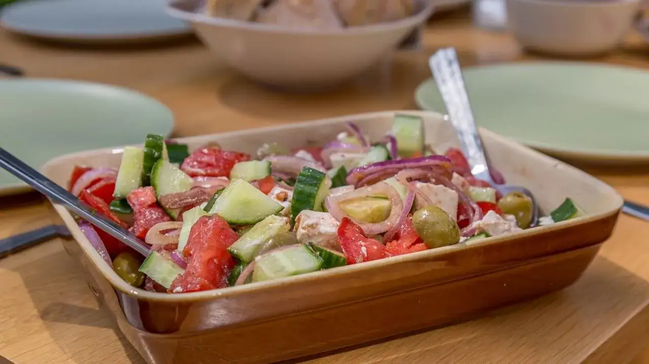 Jak zrobić sos winegret do sałatki greckiej, który zachwyci smakiem