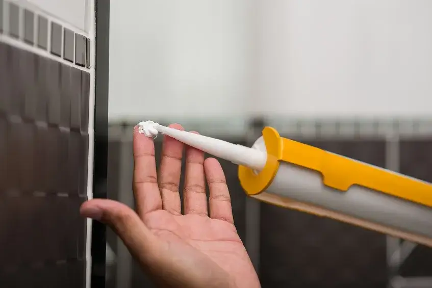 Czym spryskać silikon, aby uzyskać idealnie gładką powierzchnię?