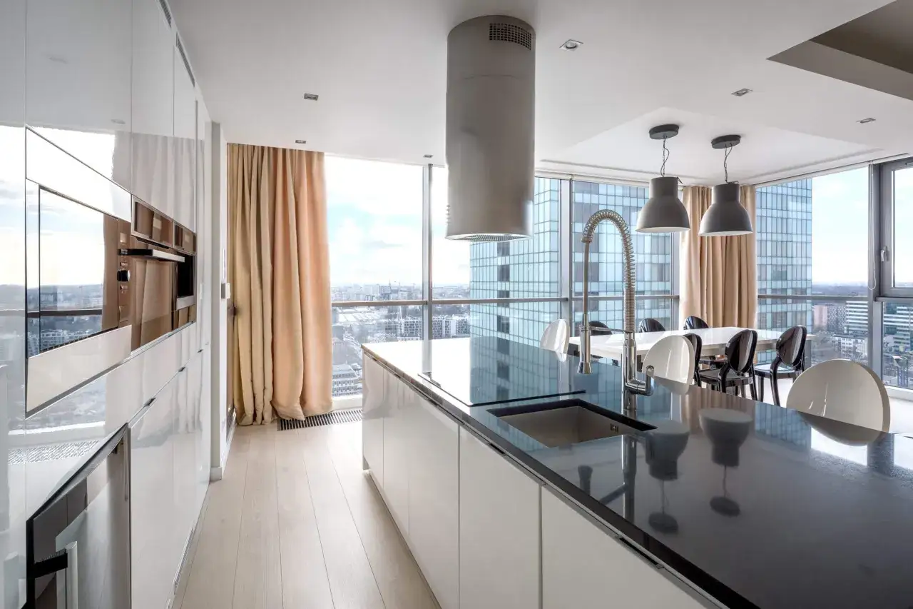 Jak rozmieścić halogeny w salonie? Poradnik Julity Mróz