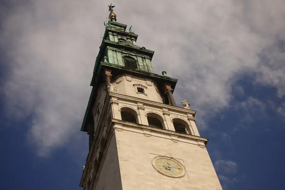 Ile schodów ma wieża na Jasnej Górze? Zaskakujące fakty i wyzwania
