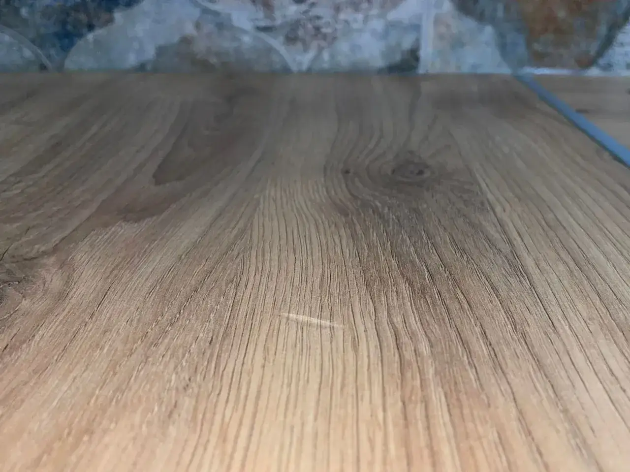 Żelazko i woda: Usuń wgniecenia z drewna jak profesjonalista!