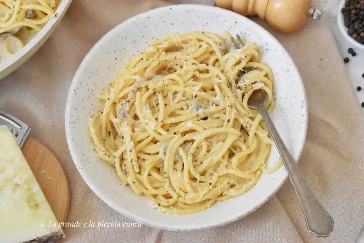 Cacio e Pepe: Jak zrobić idealne spaghetti z pieprzem bez grudek?