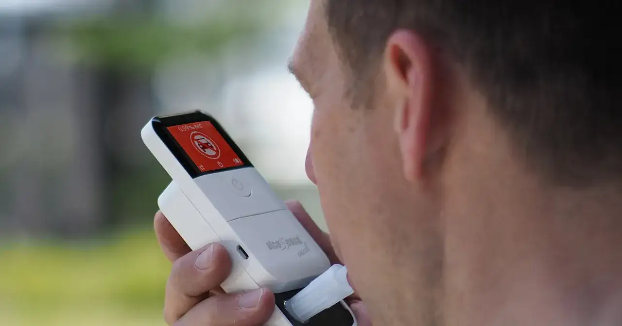 Alkomat: Gdzie kupić? Wybierz precyzyjny model i uniknij błędów