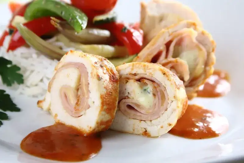 Zrazy drobiowe w sosie: Przepis na soczysty obiad krok po kroku