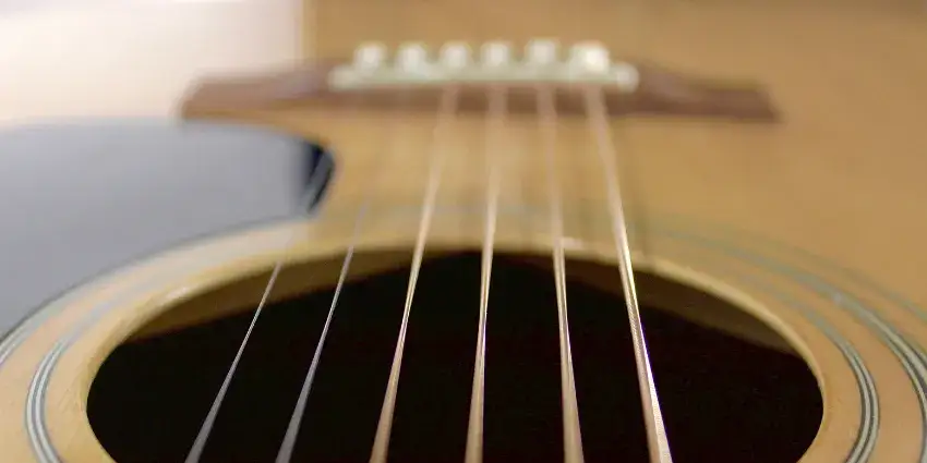 Jakie struny do gitary elektroakustycznej wybrać dla najlepszego brzmienia