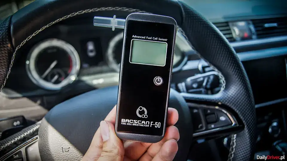 Alkomat: Jak dmuchać prawidłowo? Wiarygodny wynik bez błędów