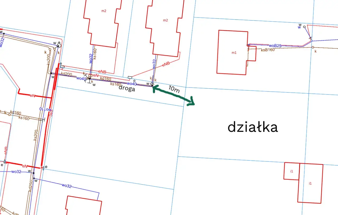 Mapa z uzbrojeniem terenu, pokazująca przyłącza do działki i drogę. Określa koszty uzbrojenia działki.