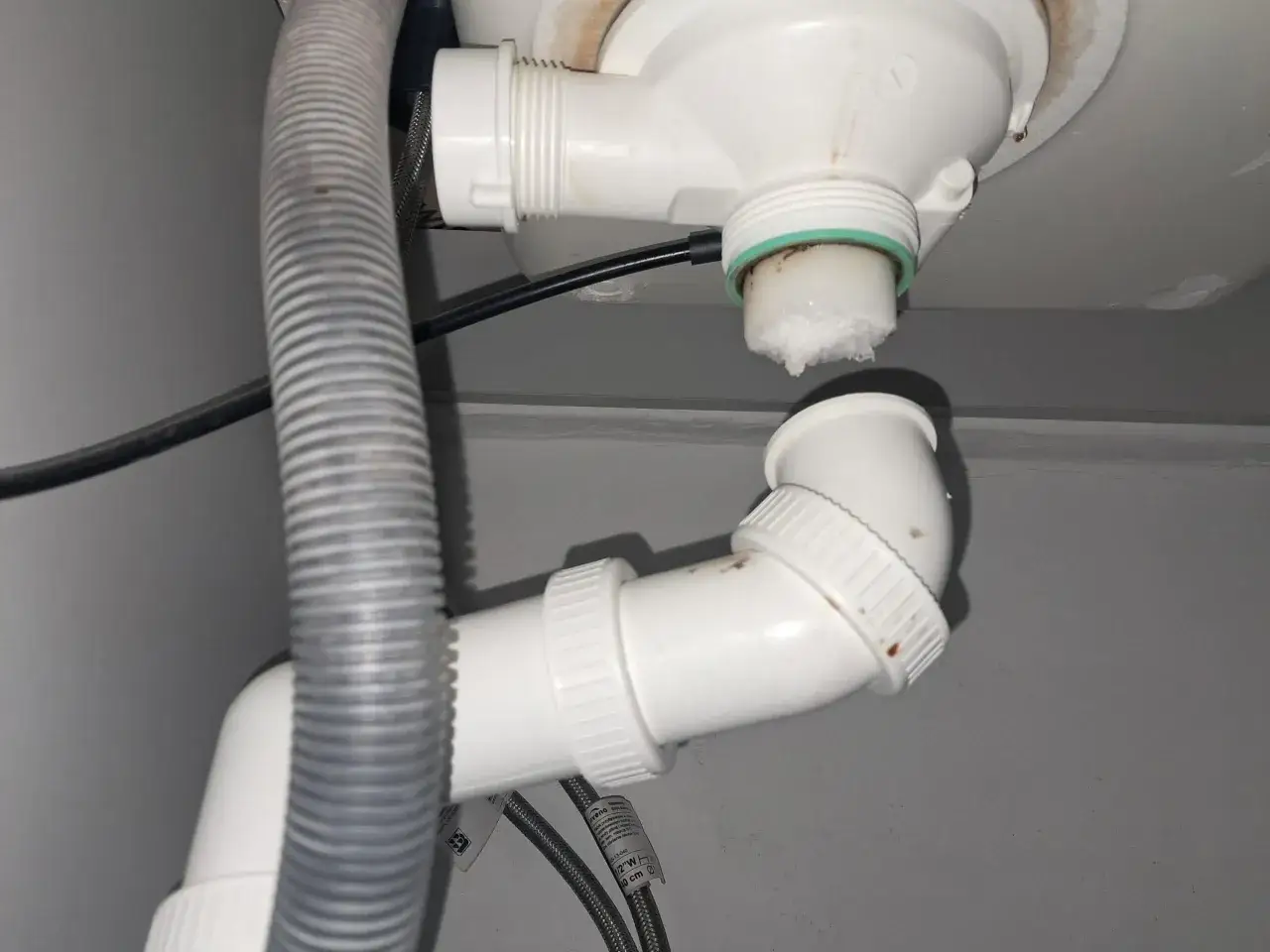 Skuteczne udrażnianie rur: Kiedy sam, kiedy hydraulik? Poradnik