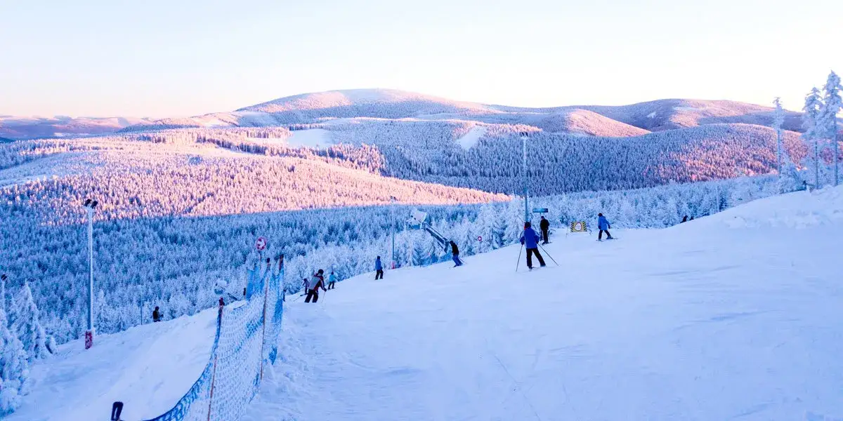 Najlepsze oferty świąt w Sudetach: tradycje, atrakcje i magiczna atmosfera