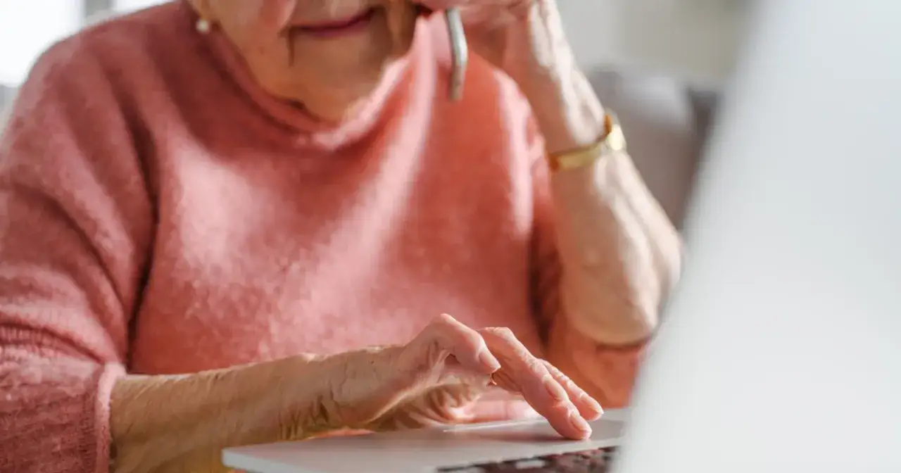 Czy dodatek pielęgnacyjny wlicza się do emerytury? Sprawdź, co musisz wiedzieć