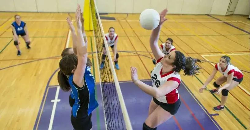 Siatkówka: Jak zacząć? Wybierz zajęcia, poznaj koszty i graj!