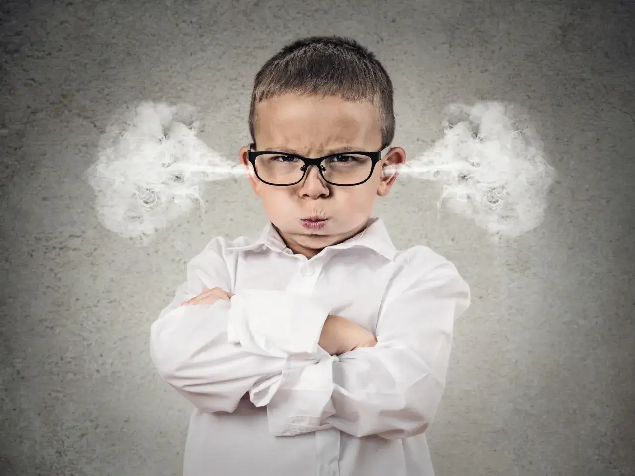 Zacięty chłopiec w okularach, z rękami skrzyżowanymi na piersi, z uszu wydobywa się para. Wygląda jak roszczeniowe dziecko, które właśnie usłyszało "nie".