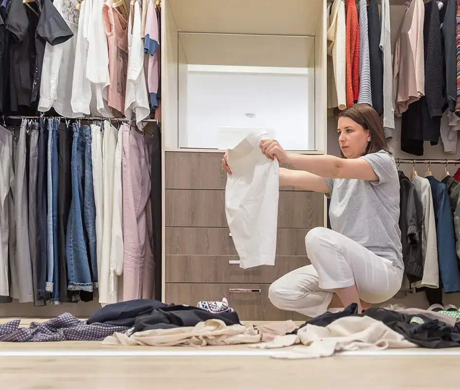 Jak składać swetry, żeby zajmowały mało miejsca - sprawdzone sposoby